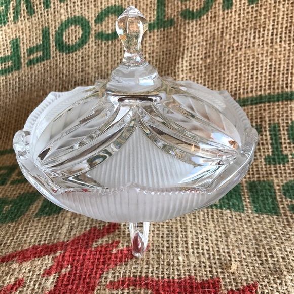 Crystal Footed Dish with Lid Frosted LEAF design - Picture 6 of 7